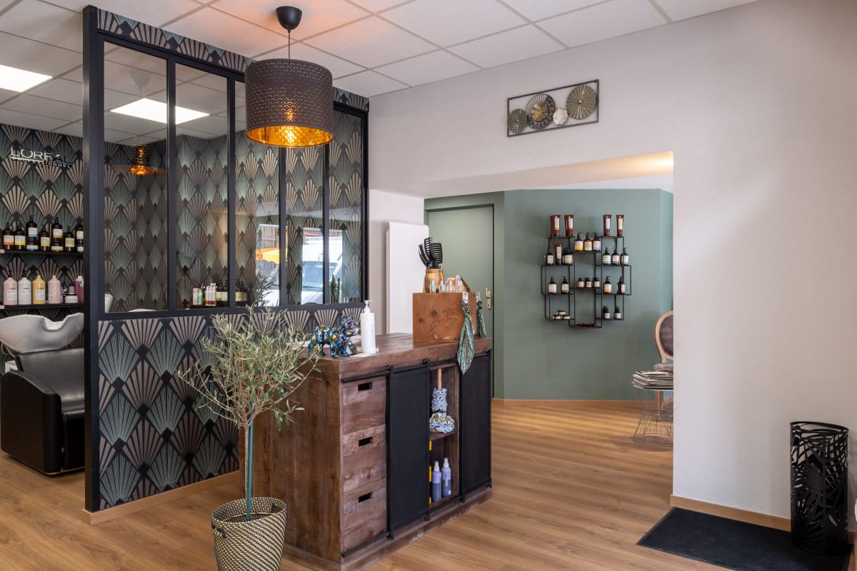 L'accueil du salon, bois clair et suspension cuivrée